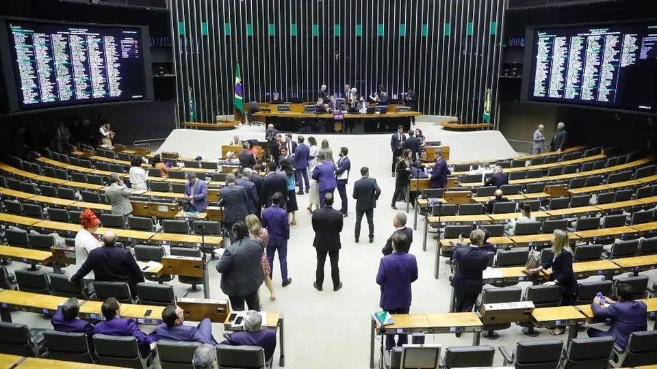 Partido questiona a falta de transparência nos repasses e pede que Flávio Dino intervenha.