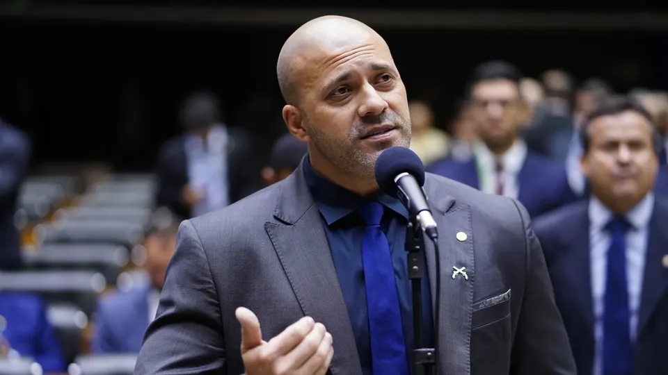 O ministro do STF Alexandre de Moraes indeferiu o pedido de saída do ex-deputado, que cumpre pena por crimes antidemocráticos.