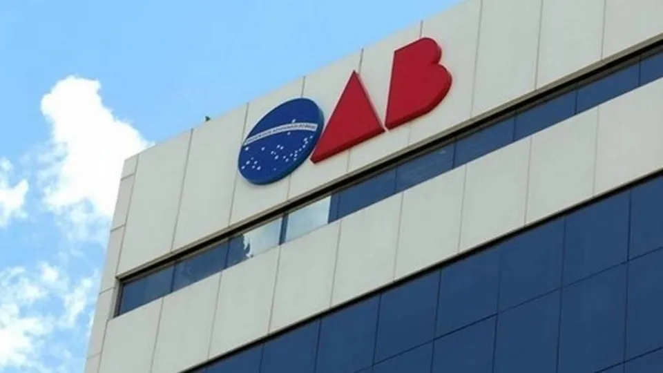 Cerimônia em Brasília reúne autoridades e marca a continuidade da gestão até 2028; Simonetti é o primeiro reeleito da OAB.