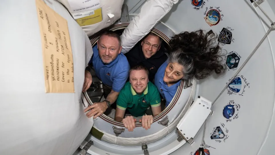 Após uma longa missão na ISS, astronautas iniciam viagem de volta à Terra com a cápsula da SpaceX nesta terça-feira (18)