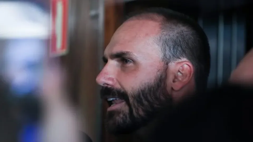 O deputado federal Eduardo Bolsonaro (PL-SP) anunciou que vai se licenciar do mandato e permanecer nos Estados Unidos para buscar sanções contra o ministro do STF Alexandre de Moraes.