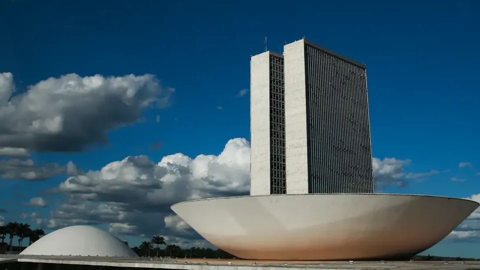 A votação do orçamento da União de 2025 foi remarcada para sexta-feira, enquanto a leitura do relatório ocorrerá na quinta-feira.