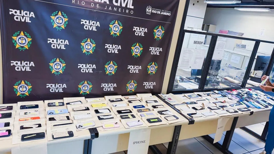A 24ª DP (Piedade) realiza ação para devolver aparelhos recuperados após apreensão de drogas e prisão de suspeitos