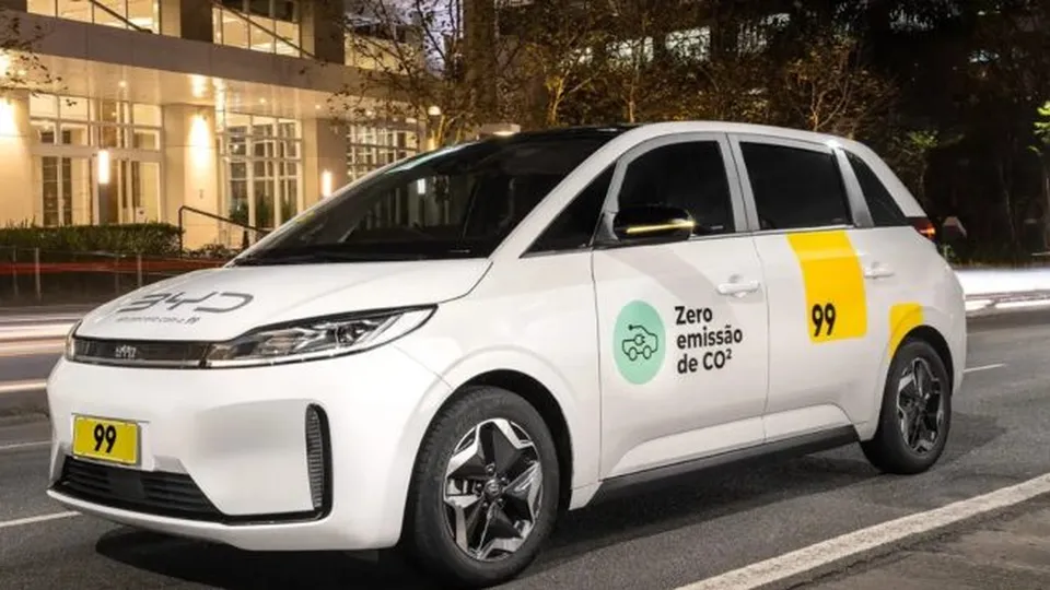 A montadora chinesa BYD apresenta a Super e-Platform, que transforma recarga em processo rápido e eficiente.