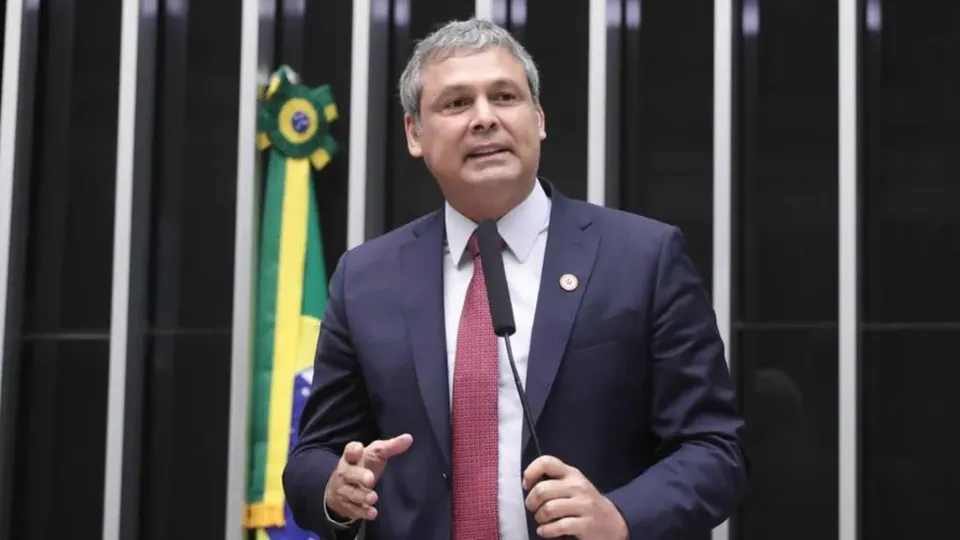 Lindbergh Farias e Rogério Correia pedem monitoramento do ex-presidente por tornozeleira eletrônica.