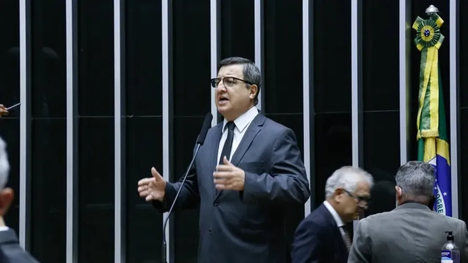 Proposta permite uso de recursos do antigo Orçamento Secreto até 2026, com foco em municípios