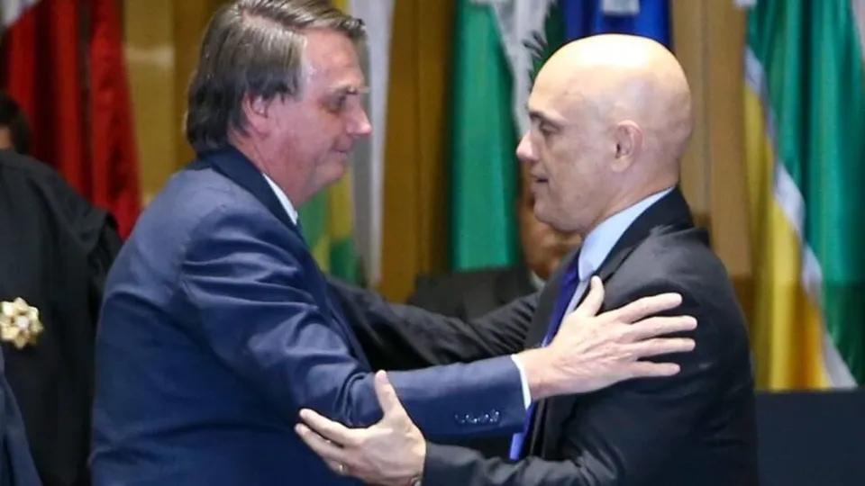 Ministros analisam pedidos de afastamento no plenário virtual até quinta-feira; decisão pode afetar julgamento de denúncias contra ex-presidente.
