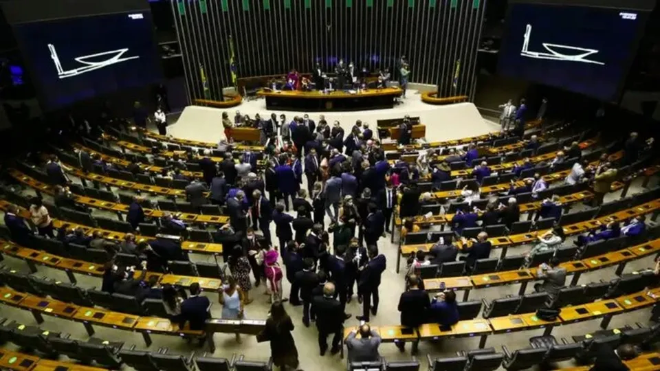 A proposta aprovada permite a liquidação de recursos de emendas não processadas até 2026, resgatando valores cancelados.