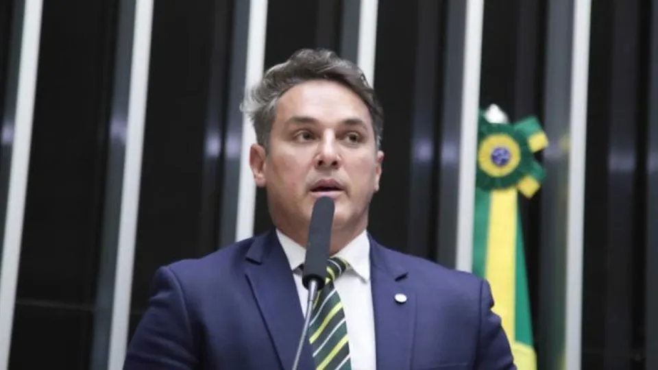 Uma pesquisa recente indica que o deputado federal Luciano Zucco está à frente na corrida eleitoral para o governo do RS.