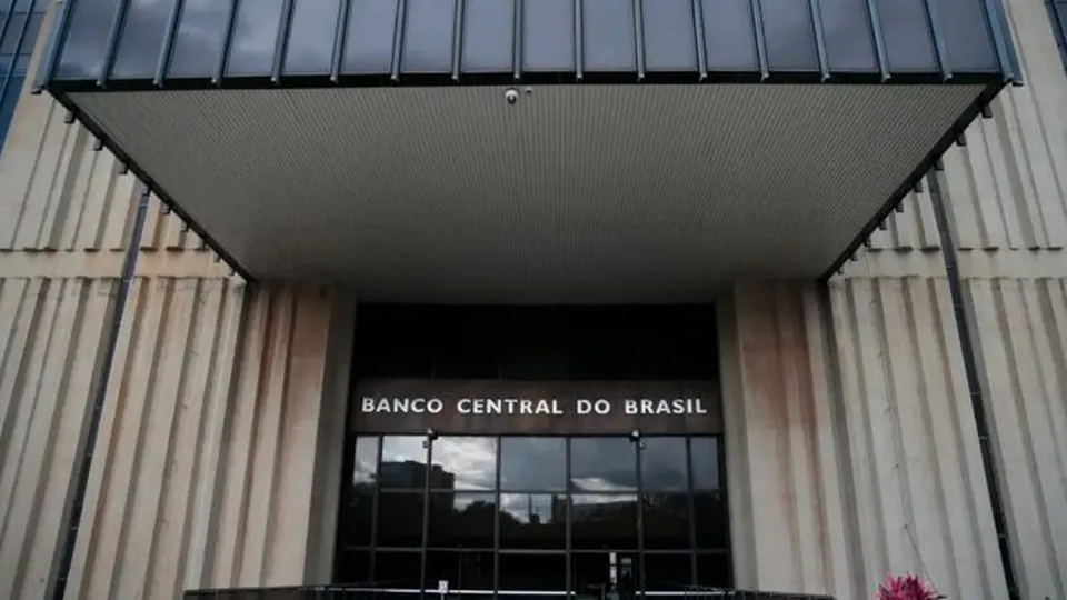 O Comitê de Política Monetária (Copom) do Banco Central anuncia hoje a nova taxa Selic, com aumento esperado de 1 ponto percentual.