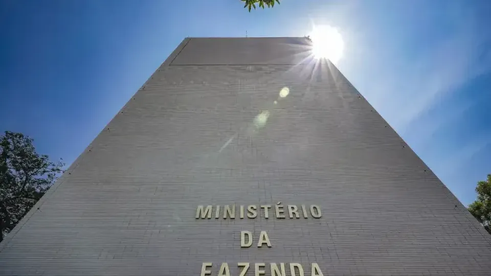 Estimativa do governo para 2025 é mantida, enquanto inflação é ajustada para 4,9% em 2026.