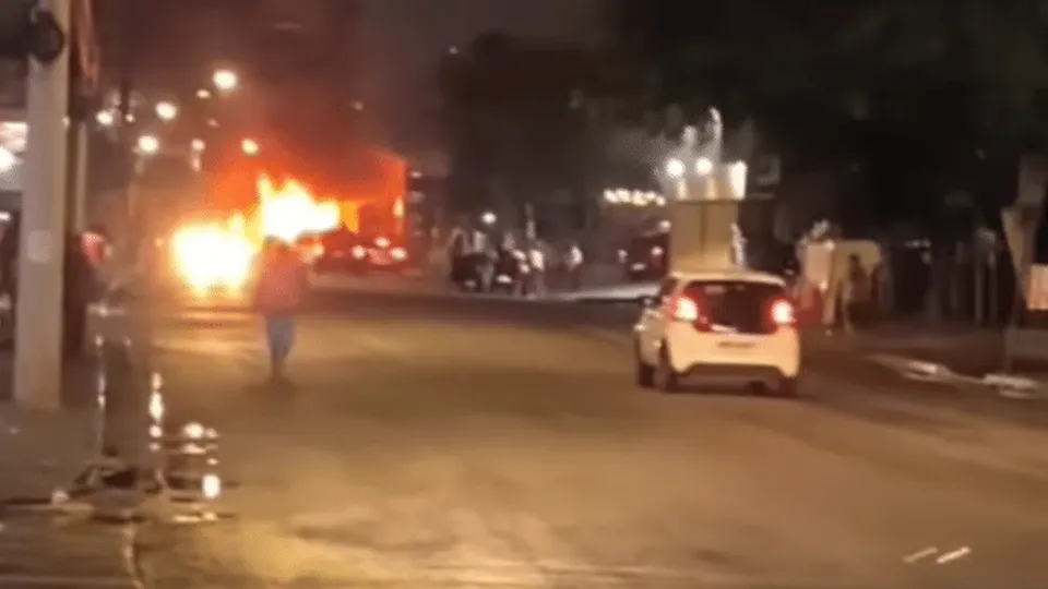 Quatro homens morreram em tiroteio com a PM em Guarulhos; moradores protestam incendiando ônibus