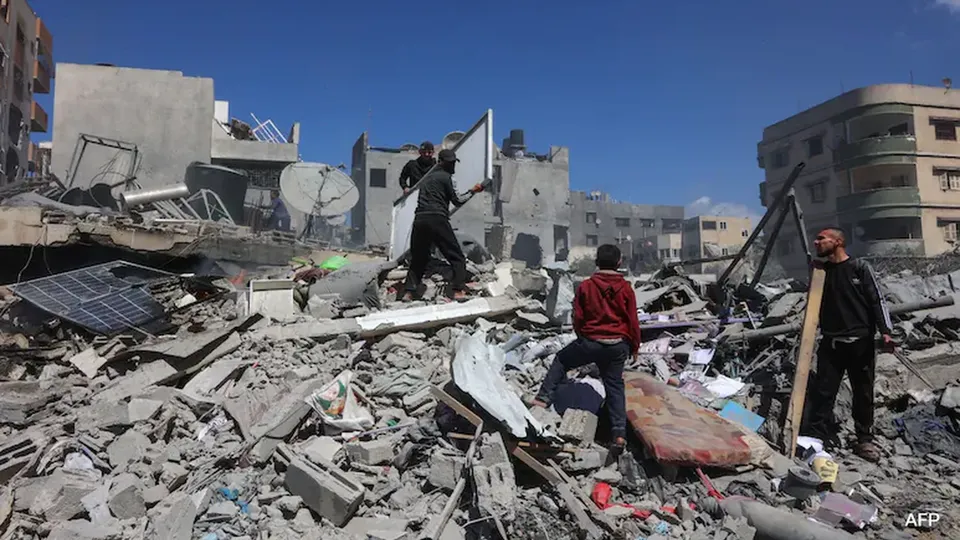 Um funcionário da ONU teria sido morto em um bombardeio em Deir al Balah, mas Israel nega ter realizado ataques na área.