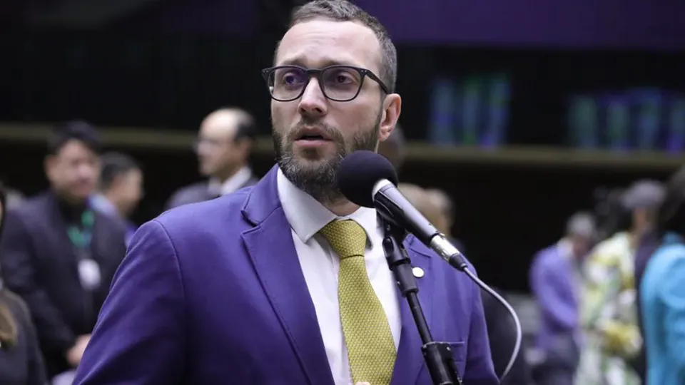 Deputado do PL-PR assume a presidência após licença de Eduardo Bolsonaro, que se mudará para os EUA.