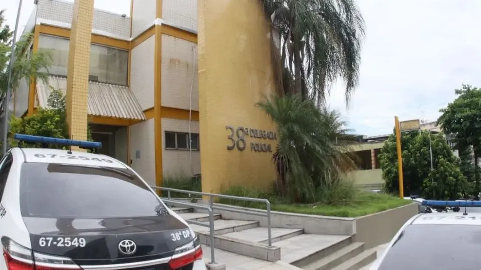 Dois agentes foram atacados por criminosos enquanto estavam em veículo particular na Zona Oeste do Rio.