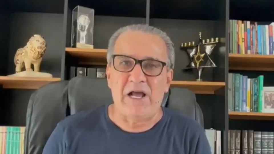 Pastor evangélico chamou presidente do Republicanos de "cretino" e "vergonha" após declaração sobre anistia.
