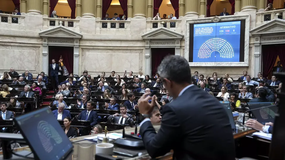 O Congresso argentino autorizou o governo de Javier Milei a negociar um novo empréstimo com o FMI, enquanto manifestantes protestam.