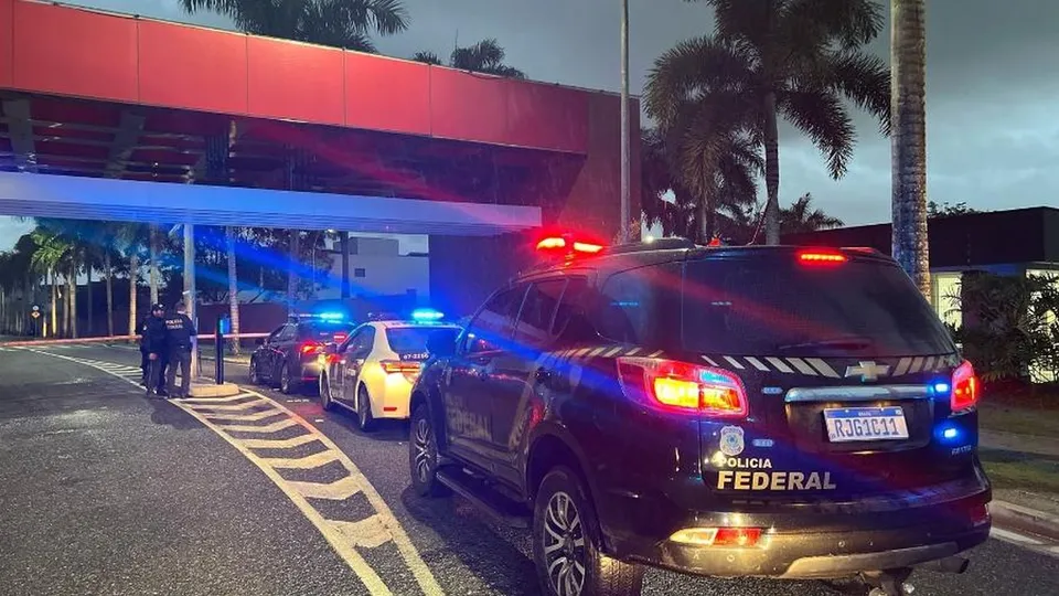 A operação Cash Courier investiga esquema que enviou armamento para o Comando Vermelho e bloqueia bens de R$ 50 milhões.