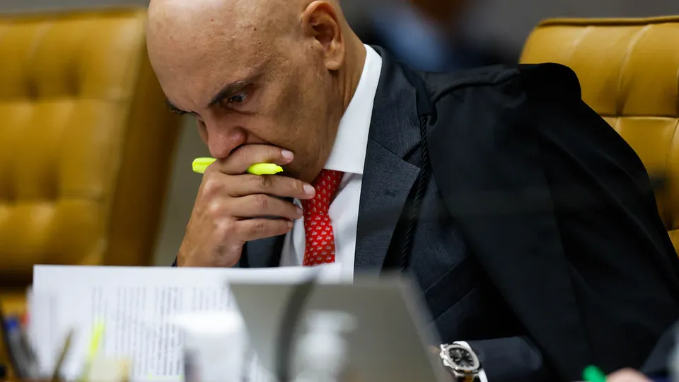 Advogados alegam violação de prerrogativas no inquérito sobre tentativa de golpe e pedem intervenção da Ordem dos Advogados do Brasil.