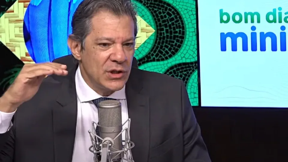 Ministro da Fazenda responsabiliza ex-presidente do BC pelo novo patamar da taxa de juros e defende atual gestão.