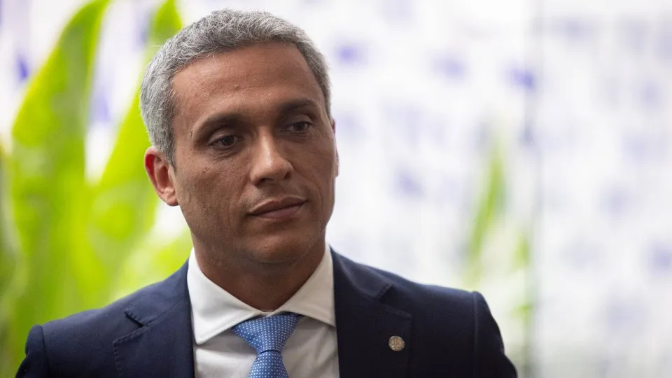 Ministra das Relações Institucionais pede R$ 30 mil por danos morais após ataques machistas do parlamentar.
