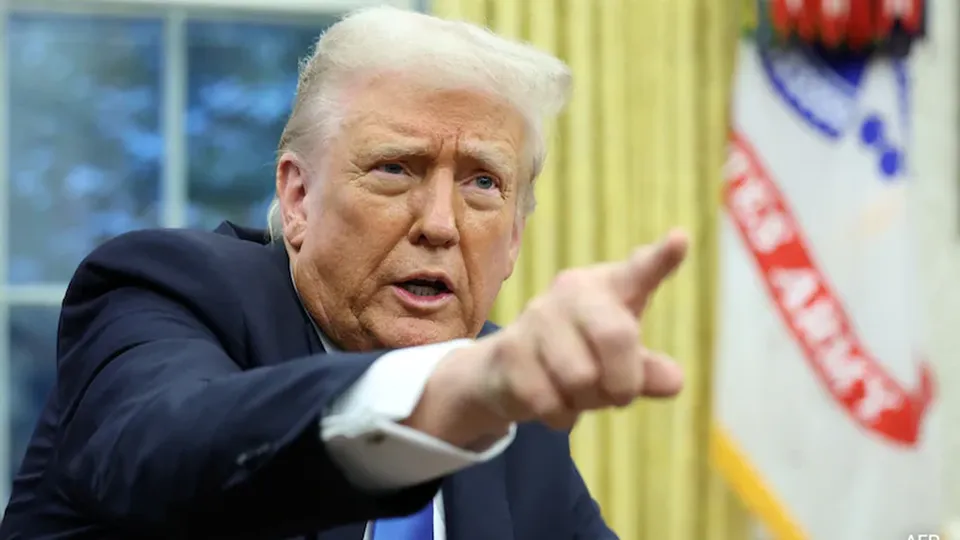 O presidente dos EUA, Donald Trump, pediu que a Suprema Corte intervenha após juízes bloquearem suas ações, intensificando a disputa judicial.