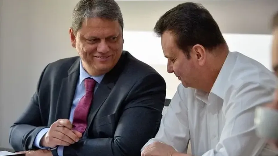 Governador de São Paulo, Tarcísio de Freitas, deve concorrer à Presidência após reeleição de Nunes; Kassab também se posiciona.