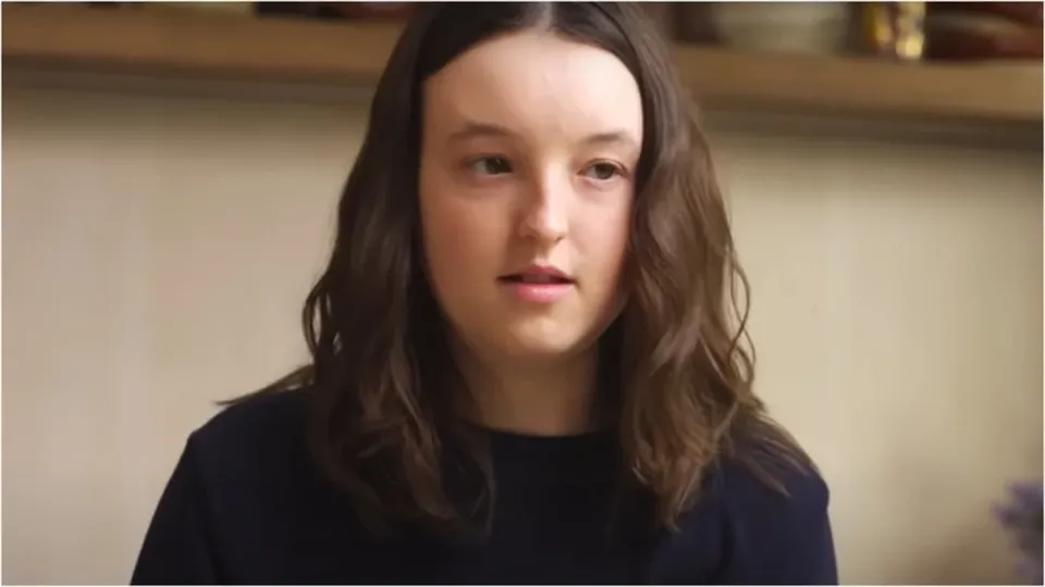 A atriz Bella Ramsey compartilhou sua experiência com o autismo em entrevista à Vogue, destacando como isso impactou sua atuação.