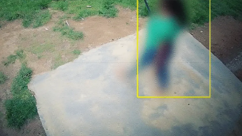 Vítima de 23 anos relata agressões físicas e psicológicas durante o cativeiro; marido segue foragido.