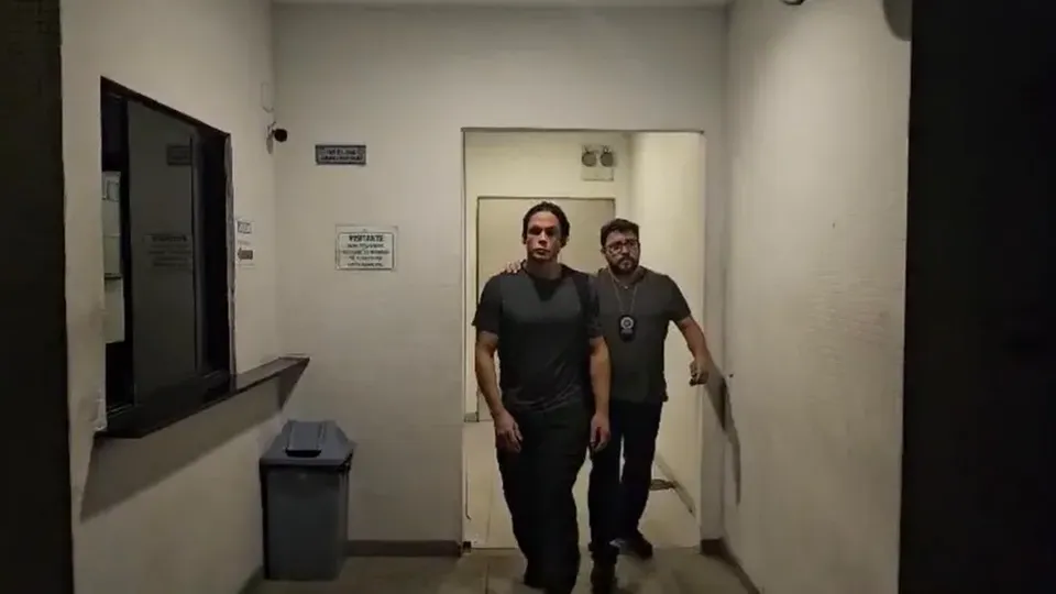 Bruno Scott foi localizado em hotel e estava foragido há mais de 10 anos; ele atuou como clínico em Minas Gerais.