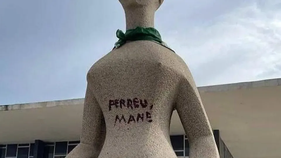 Luiz Fux solicita mais tempo para analisar o caso de Débora Rodrigues, acusada de pichar a estátua 'A Justiça' durante atos de 8 de janeiro.