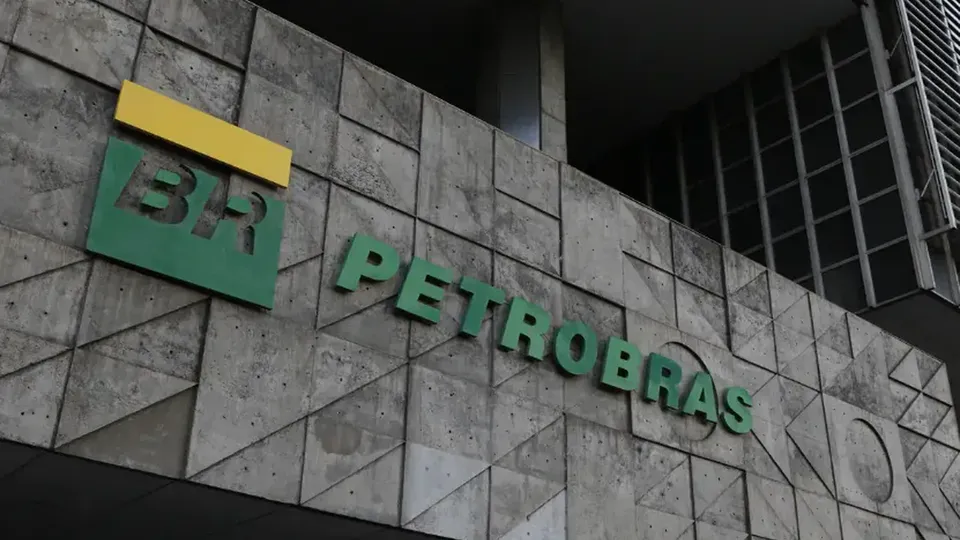 Movimento reivindica direitos trabalhistas e critica gestão da presidente Magda Chambriard pela falta de diálogo.