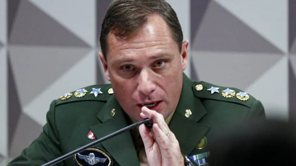 Ex-ajudante de ordens de Jair Bolsonaro é acusado de envolvimento em golpe de Estado e busca permissão para evento familiar.