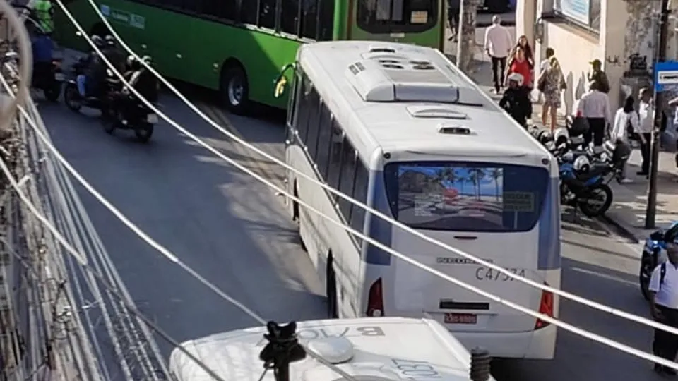 Cinco ônibus foram sequestrados e usados como barricadas na Rua Barão do Bom Retiro, no Rio de Janeiro.