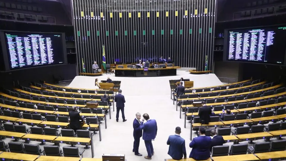 Pena poderá ser ampliada em até 50% se a criança ou adolescente consumir a bebida; proposta segue para o Senado