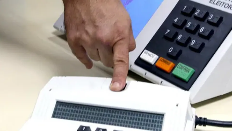 Novo decreto exige comprovação de cidadania para registro de eleitores e cita sistema brasileiro de biometria como referência.