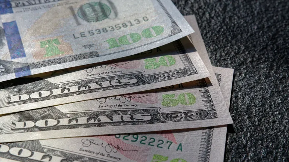 O Banco Central divulga que o déficit em transações correntes foi de US$ 8,758 bilhões, abaixo do esperado.