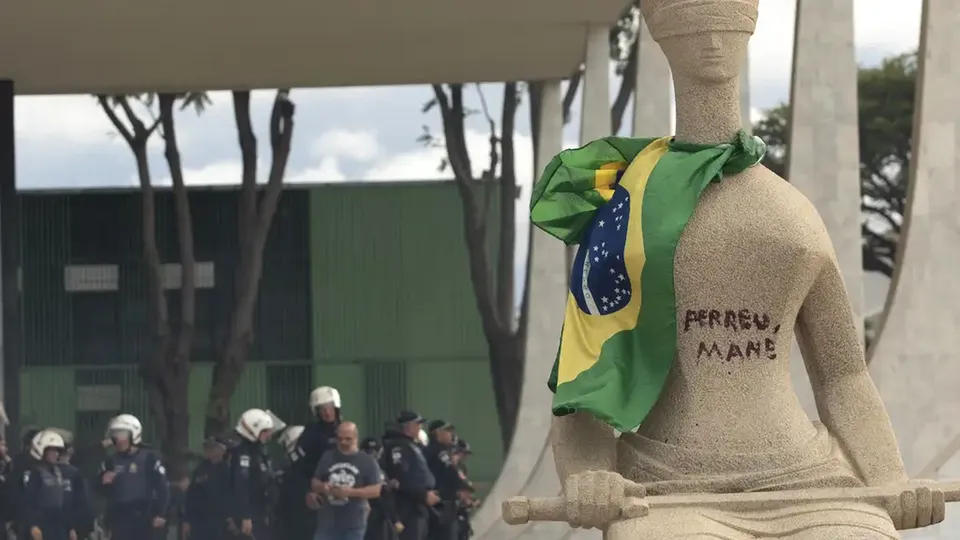 Luiz Fux, do STF, solicita análise mais detalhada da condenação de Dêbora Rodrigues, que vandalizou a escultura em janeiro.