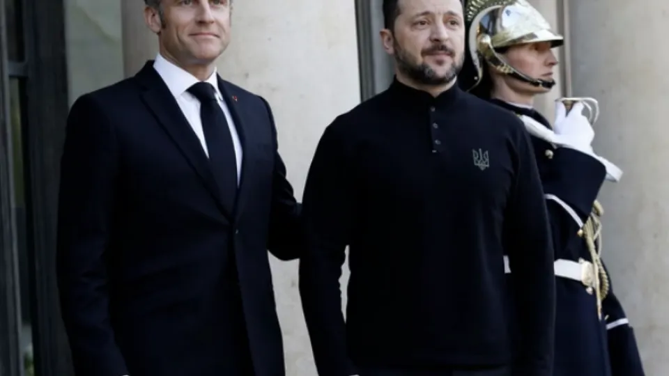 O presidente francês reafirma compromisso com a Ucrânia em meio a tensões com a Rússia e busca apoio europeu.