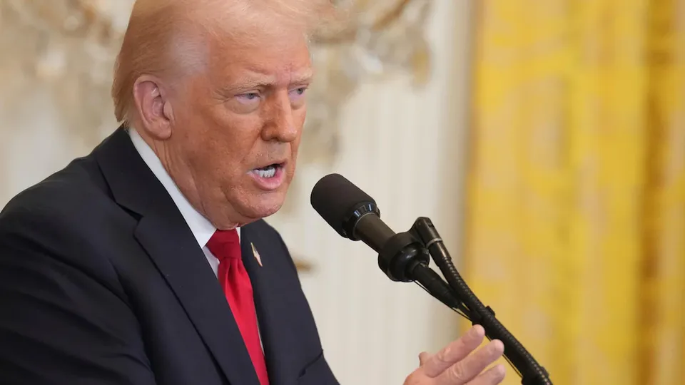 O presidente dos EUA, Donald Trump, impõe tarifas sobre veículos não fabricados no país, afetando o mercado automotivo.