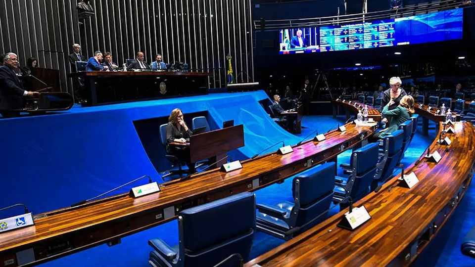 Projeto de lei garante uso de tornozeleiras eletrônicas e dispositivos de segurança para vítimas em casos de violência doméstica.
