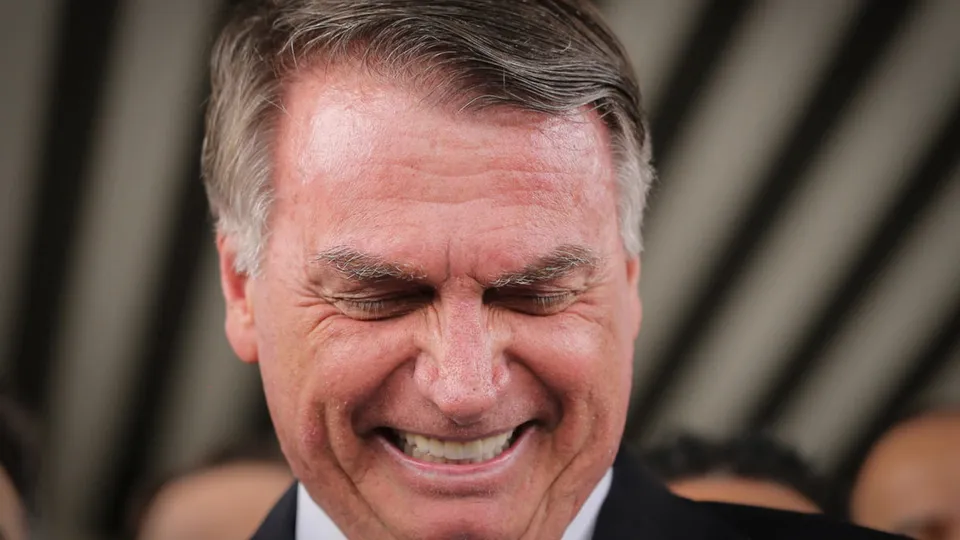 Ex-presidente, que se tornou réu por suposta tentativa de golpe, destaca apoio popular após divulgar chave em podcast.