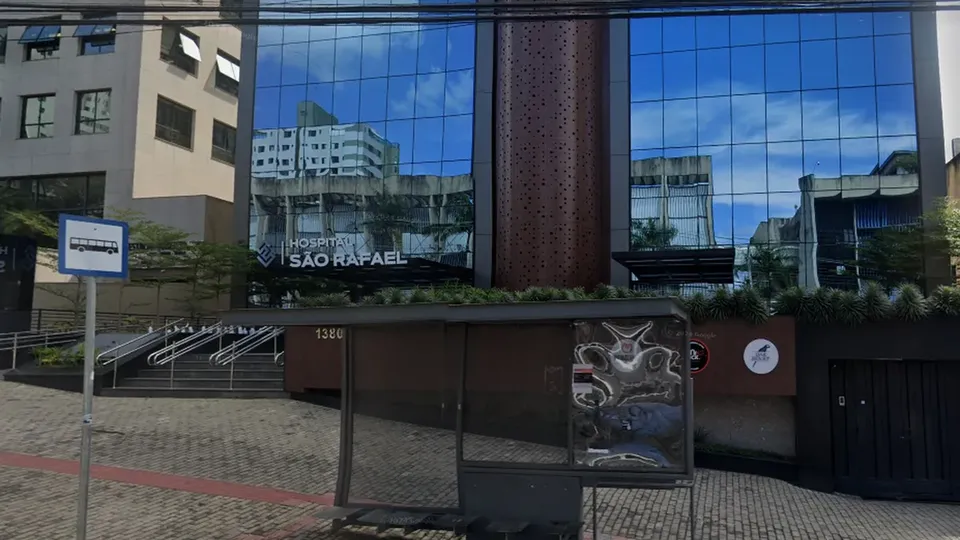 Paciente realizou lipoaspiração e implante de silicone, mas deixou hospital sem alta e sem arcar com despesas médicas.