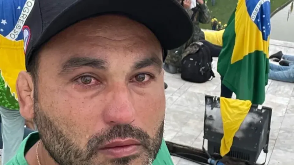 A Primeira Turma do STF rejeita recurso da defesa de Léo Índio, primo de Flávio, Carlos e Eduardo Bolsonaro, sobre sua participação nos atos golpistas.