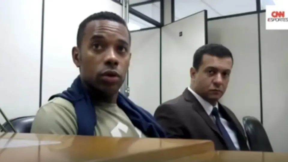 Ministro do STF pede vista e adia análise do pedido de liberdade do ex-jogador, que cumpre pena por estupro coletivo.