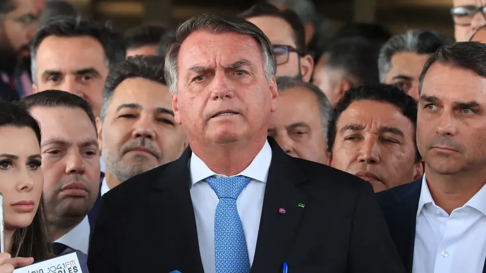 Ex-presidente discute alternativas após derrota nas eleições de 2022 em entrevista à Folha de S. Paulo