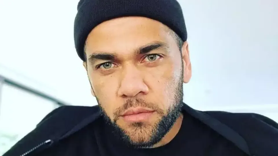 Após anulação de condenação por agressão sexual, Daniel Alves pode solicitar indenização por prisão indevida; entenda os valores envolvidos.