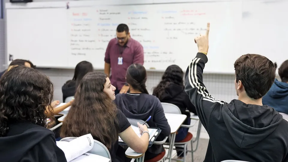 Programa oferece bolsas de R$ 1.050 para estudantes aprovados em cursos de licenciatura; cadastro é online.