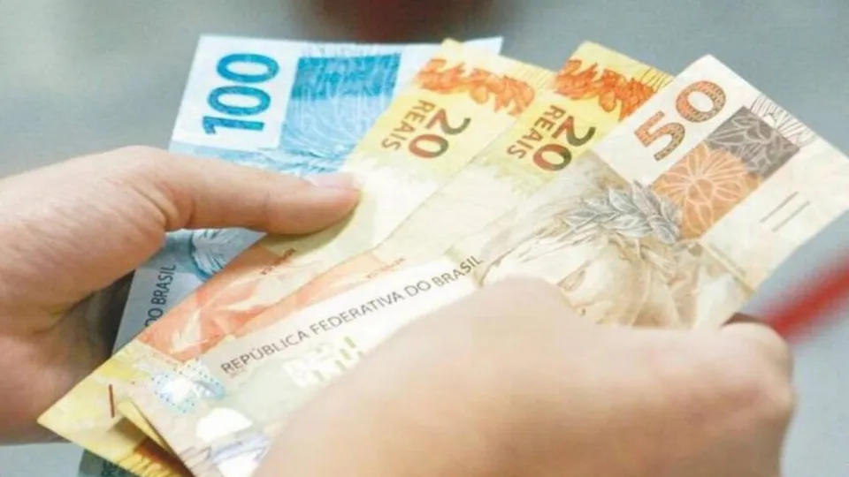 Cerca de 120 mil contribuintes receberão R$ 253,88 milhões, com prioridade para idosos e portadores de deficiência.