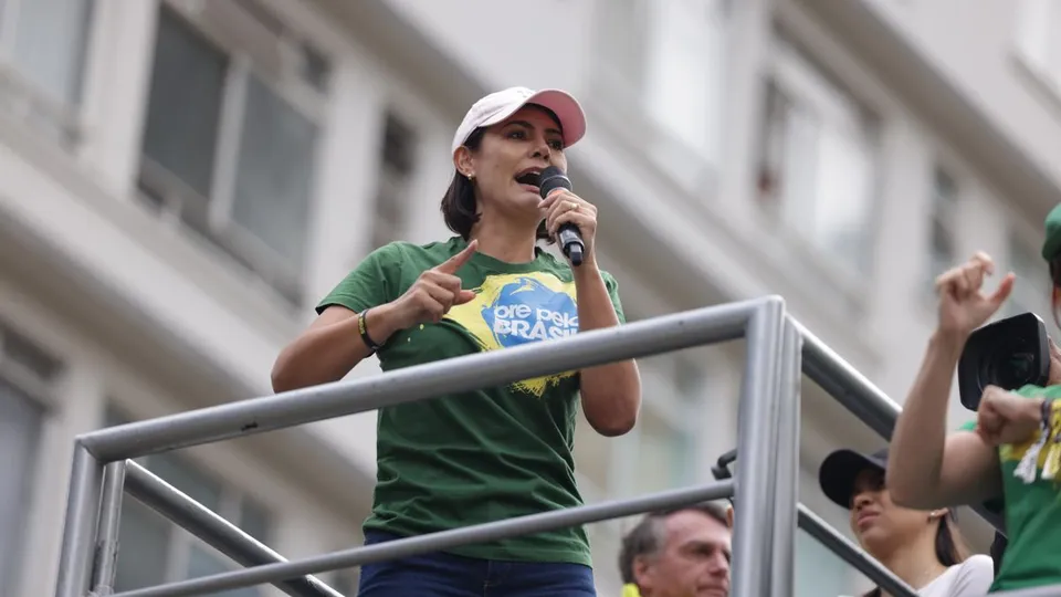 Em manifestação em São Paulo, ex-primeira-dama pede anistia aos condenados pelos atos de 8 de janeiro de 2023.